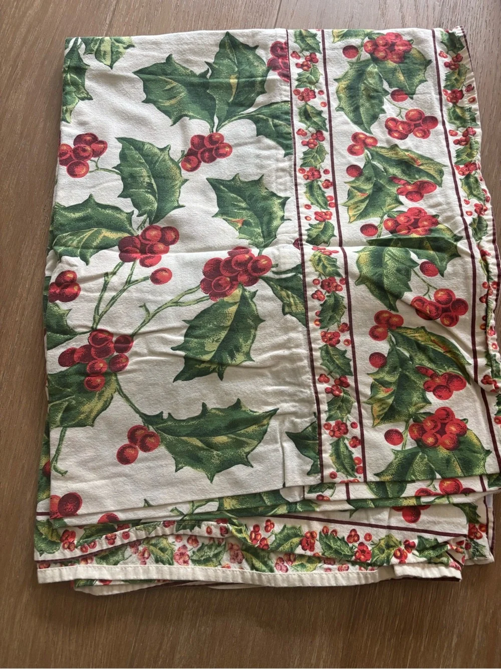 April corner Holiday Holly Print Tablecloth- Red & Green